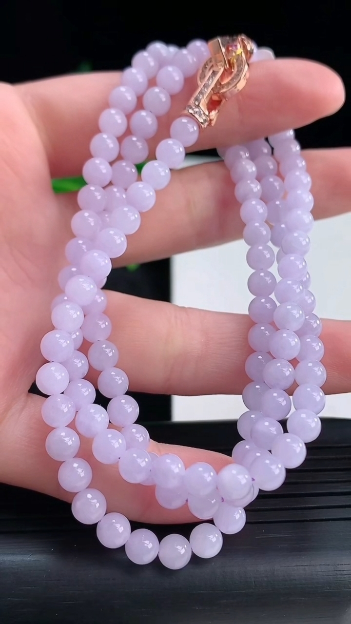 天然A货翡翠紫罗兰圆珠项链尺寸4.7-121颗重量:26.05g
4月15日