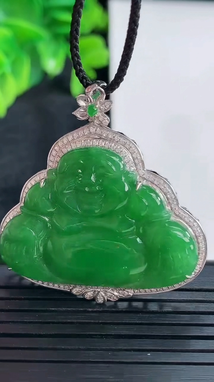 天然A货翡翠佛公吊坠尺寸39-37.2-7.6裸石24.3-34重量:8.66g
4月15日