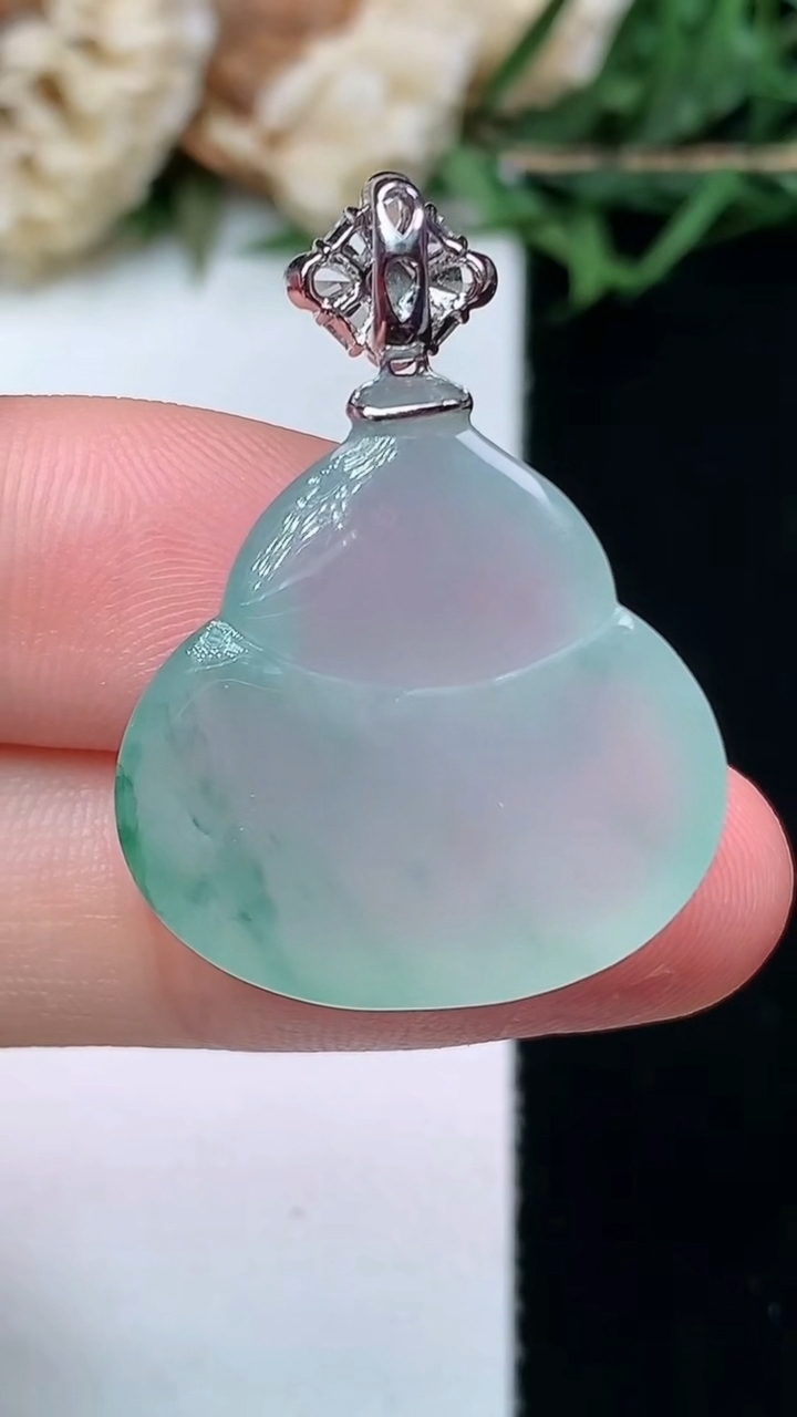 天然A货翡翠飘花葫芦吊坠，尺寸21.3-21.9-6.6，重量:6.00g
4月15日