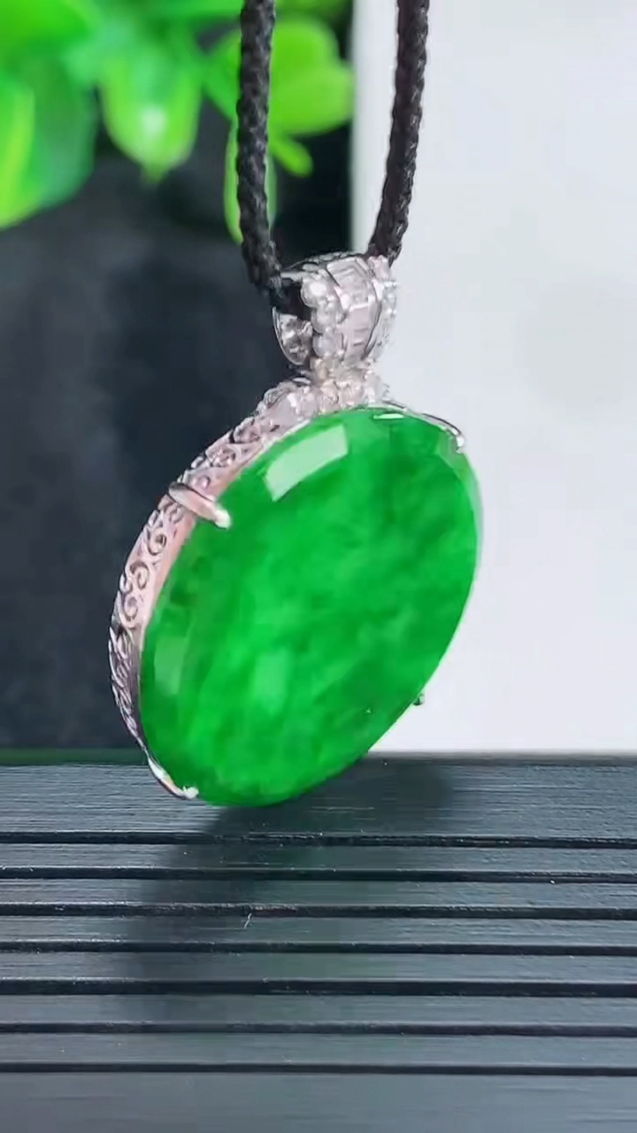 天然A货翡翠无事牌吊坠尺寸30.5-23-5.6重量:5.55g
4月15日