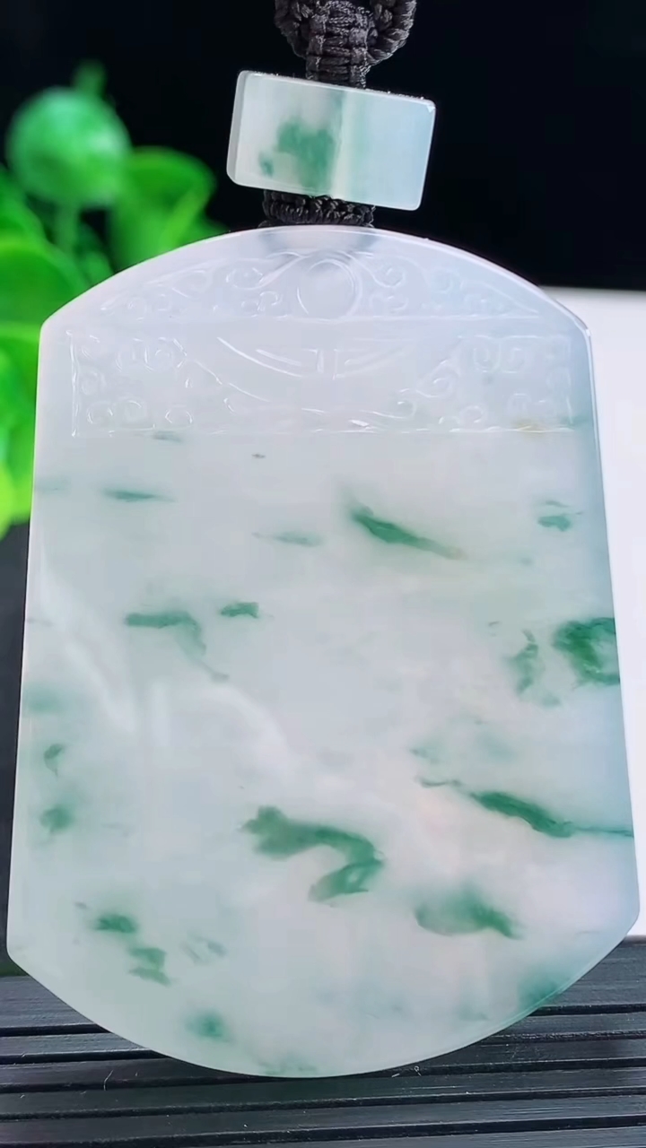 天然A货翡翠种飘花仿古无事牌吊坠尺寸56.6-42.8-6.6重量:51.98g
4月15日