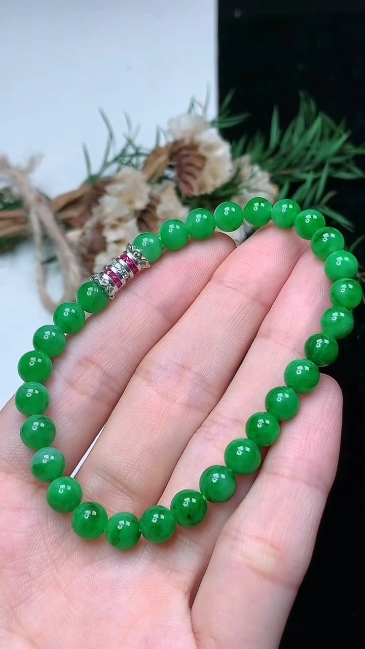 天然A货翡翠圆珠手串，尺寸6-29颗，重量:11.69g4月15日
工厂直销收藏佳品,种好水足，色泽均匀，有种有色，上手高大气！