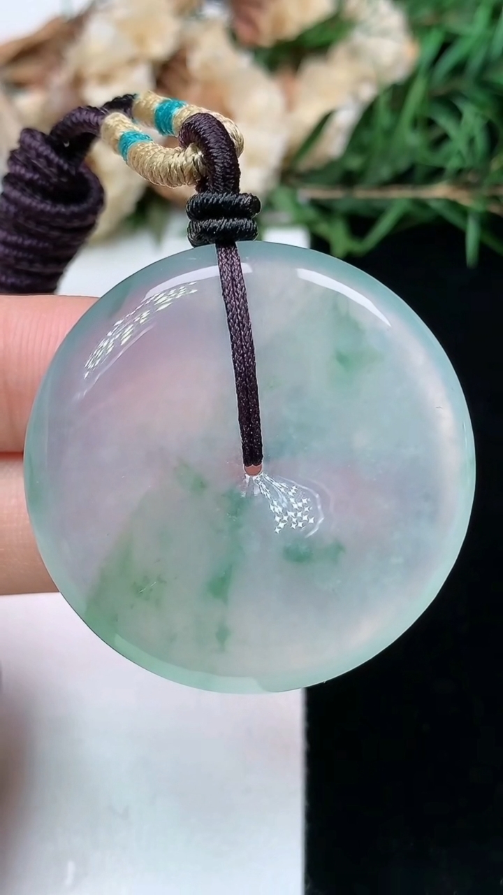 天然A货翡翠平安扣吊坠，尺寸35.9-6.2，重量:18.60g
4月15日