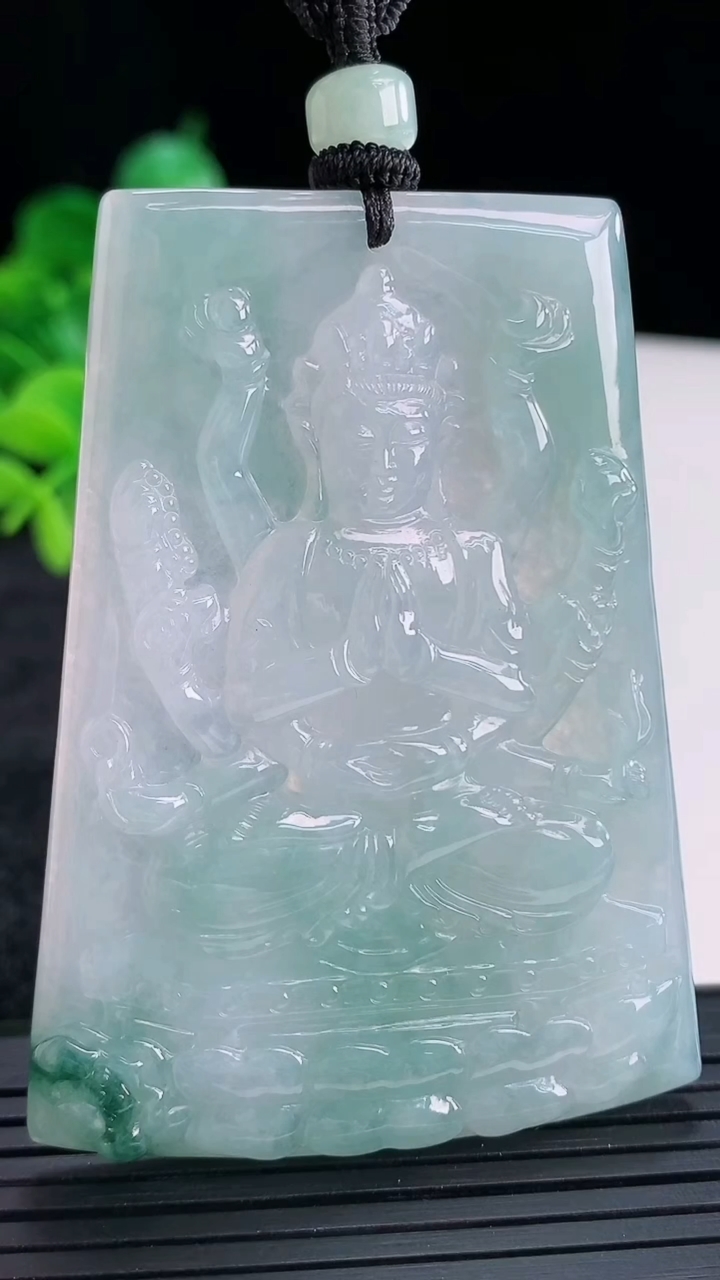 天然A货翡翠飘花千手观音吊坠尺寸64.9-47.6-5.5重量:44.71g
4月15日