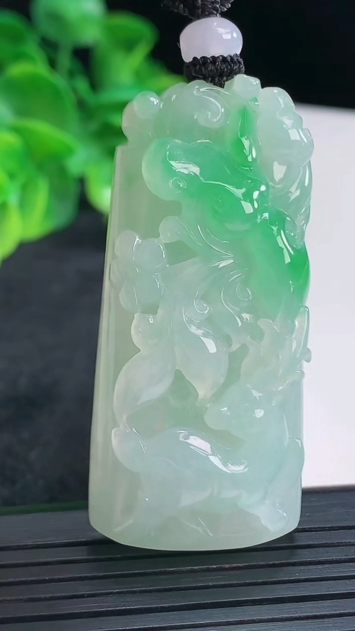 天然A货翡翠梅花鹿吊坠尺寸54.8-25-10.7重量:35.58g
4月15日