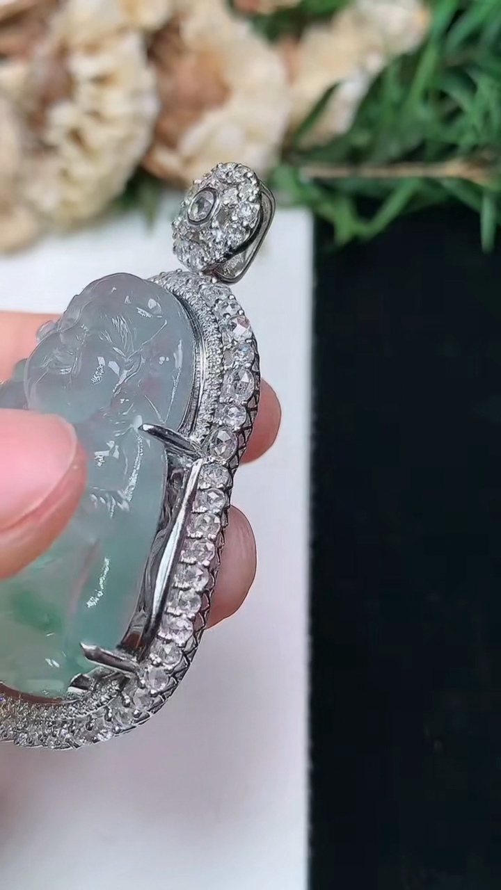 天然A货翡翠飘花财神爷吊坠，尺寸48.6-29.9-12.5，裸石31.9-26.6，重量:14.37g
4月15日