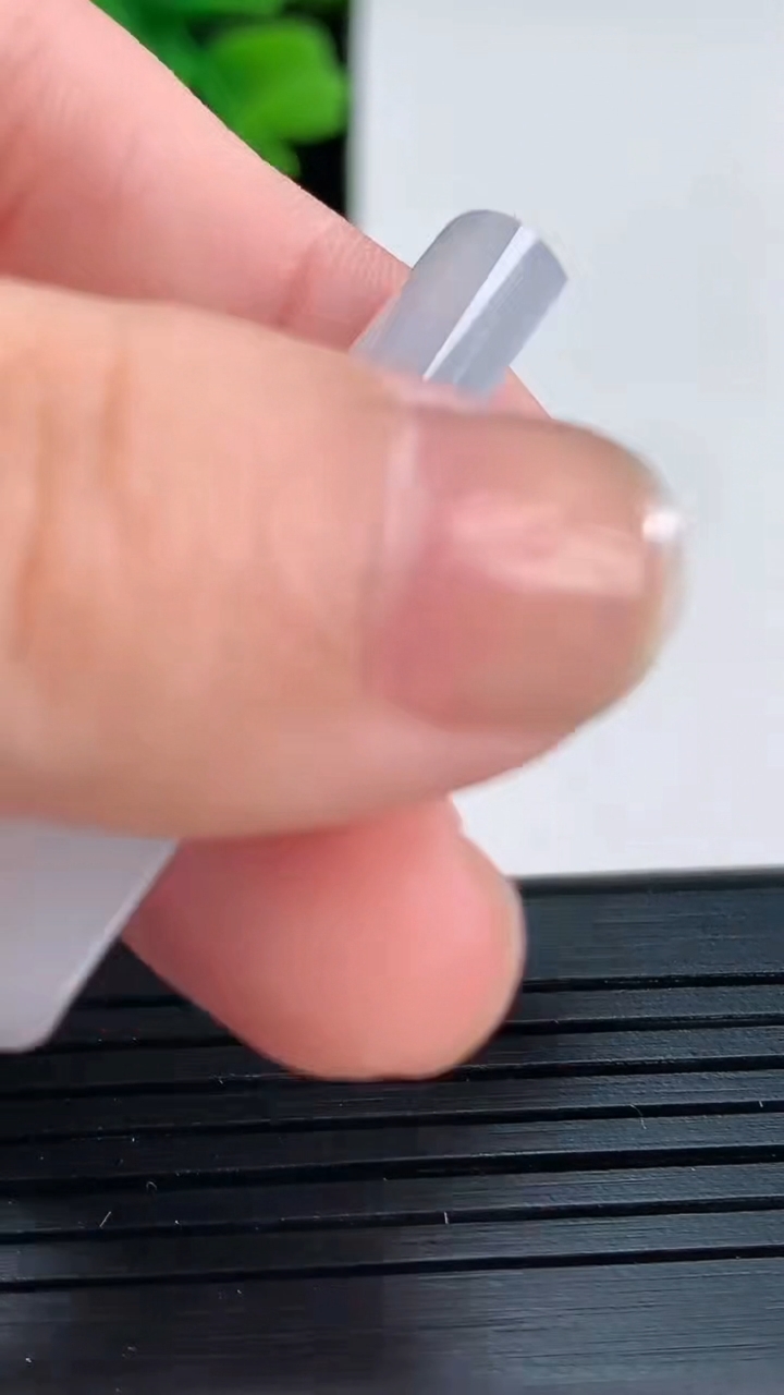 天然A货翡翠飘花无事牌镶嵌件尺寸39.4-12.8-5重量:5.22g
4月15日