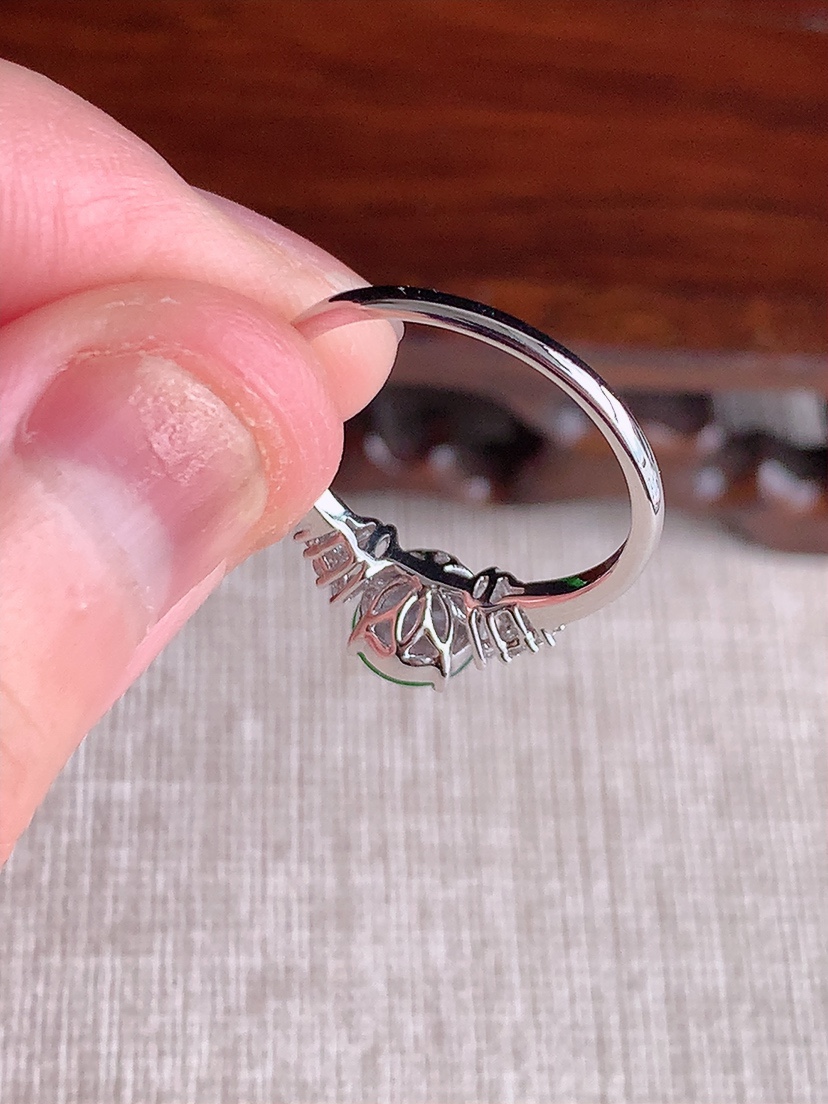 天然A货翡翠18K金伴钻镶嵌阳绿蛋面戒指 圈口17.3裸石
尺寸6.8-5.8mm 重量2.00g 0414