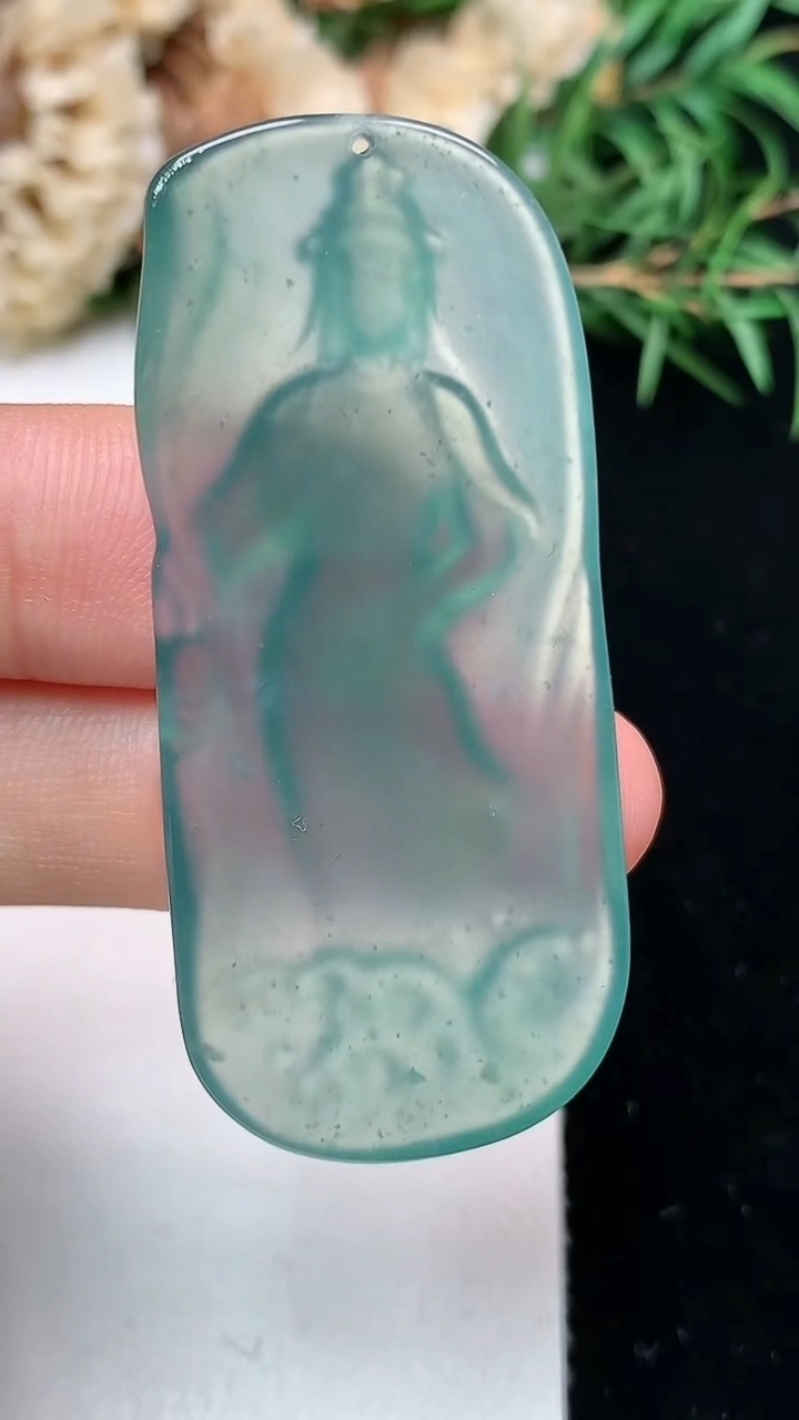 天然A货翡翠蓝水观音菩萨吊坠，尺寸48.8-21.9-3.5，重量:9.28g
4月15日