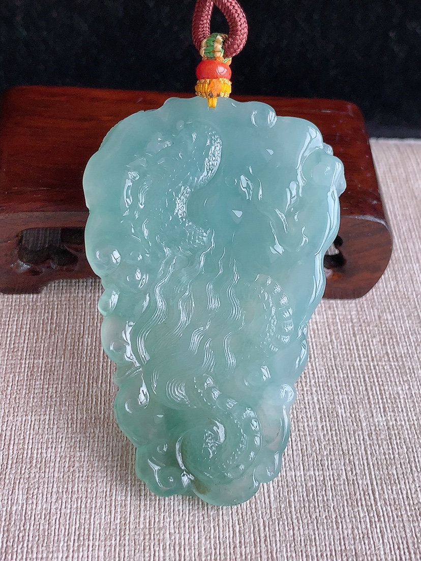 天然A货翡翠晴水龙牌吊坠  
尺寸72-46.2-12.2mm 重量66.25g 0414