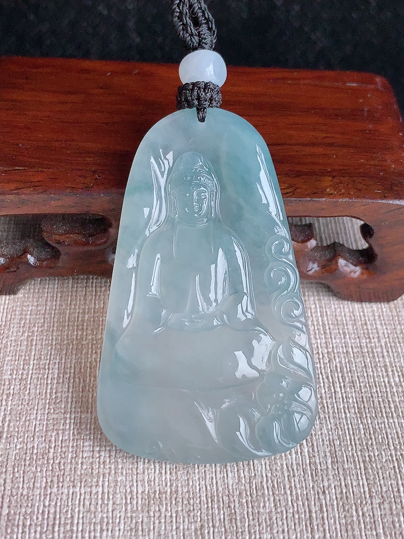 天然A货翡翠晴水观音吊坠 
尺寸55.5-33.8-5mm 重量24.35g 0414