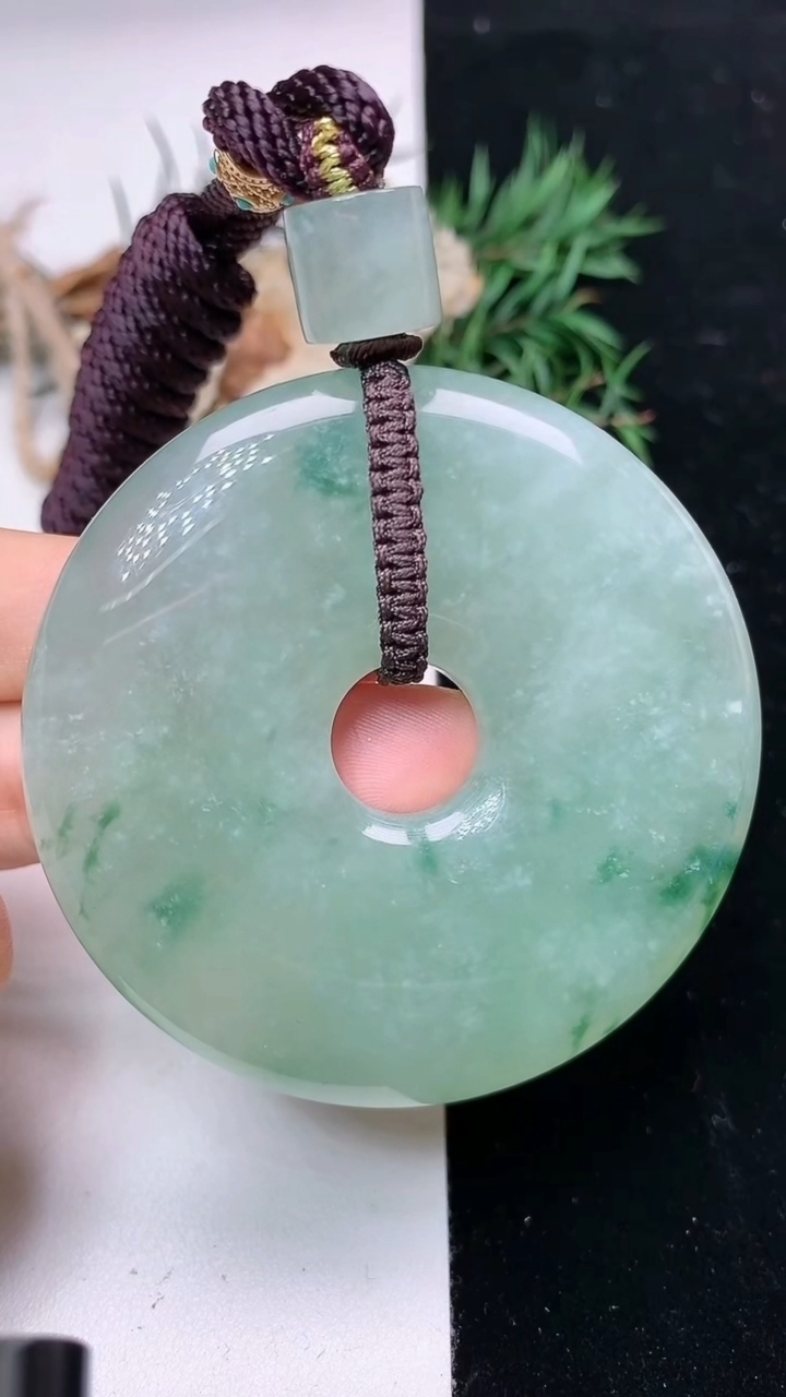 天然A货翡翠飘花平安扣吊坠，尺寸58.4-9.9，重量:78.83g
4月15日