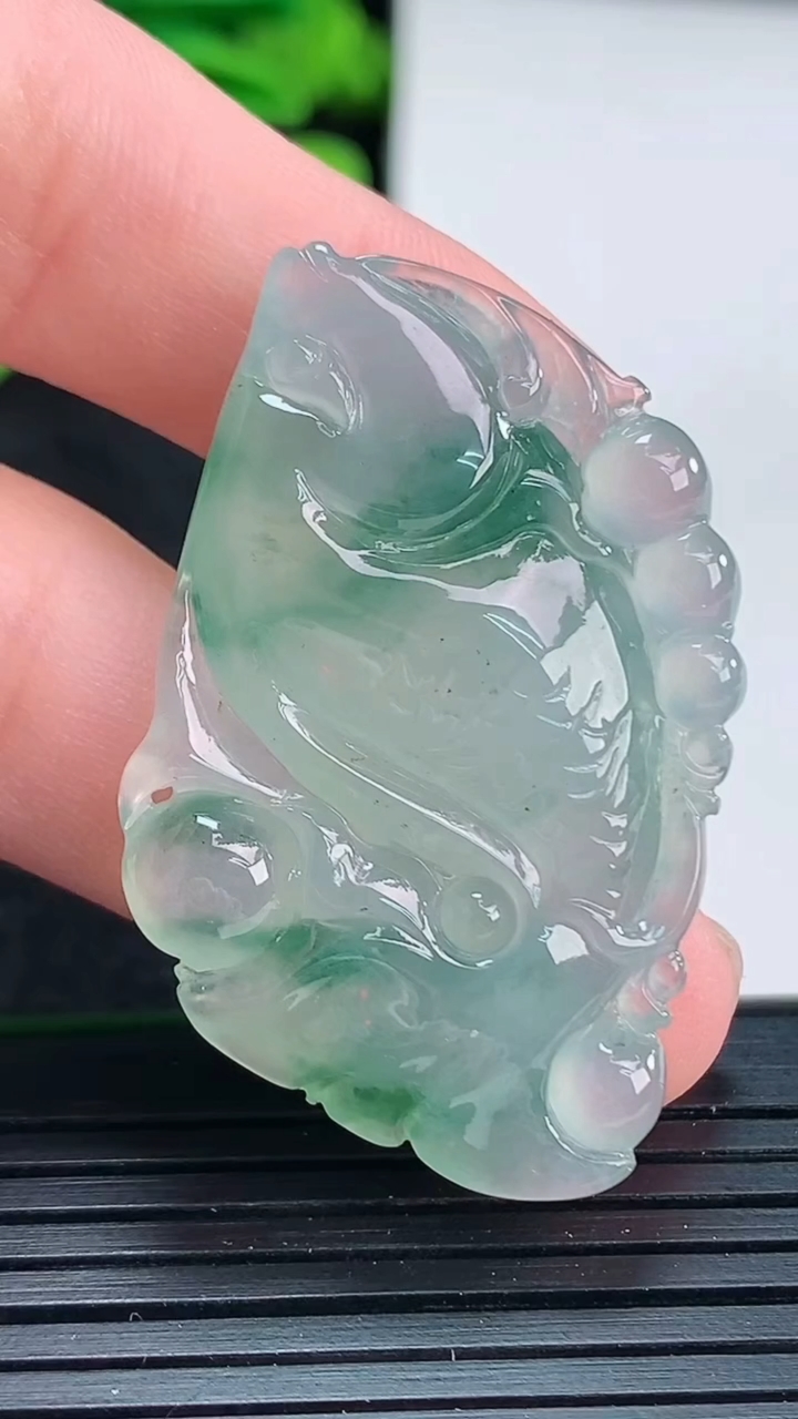 天然A货翡翠飘花年年有余吊坠尺寸41.1-25.1-9.2重量:13.19g
4月15日