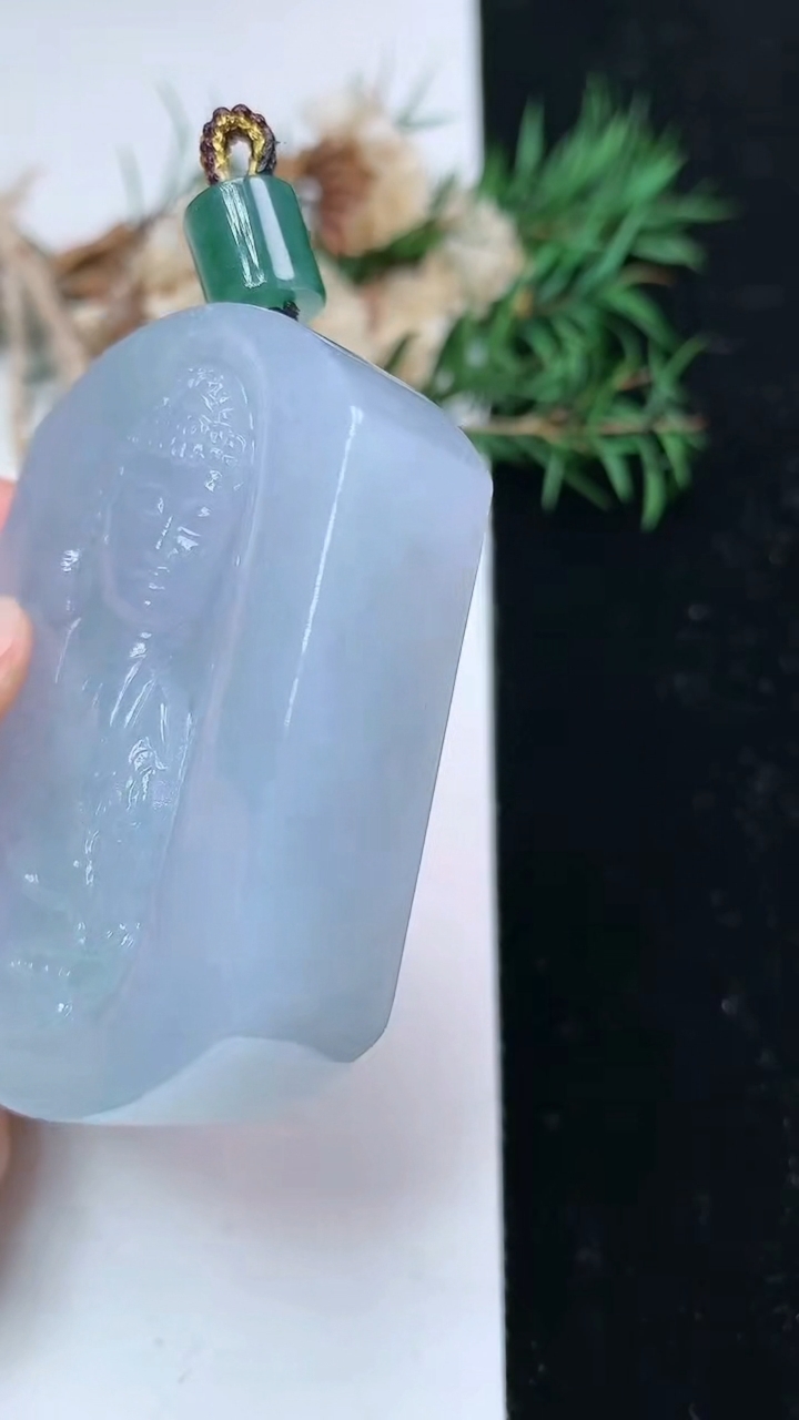 天然A货翡翠春带彩 紫罗兰佛头吊坠，尺寸54.4-44.8-12.4，重量:84.00g
4月15日