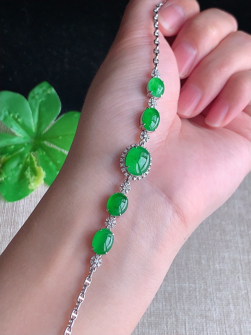 天然A货翡翠18K金伴钻镶嵌满绿蛋面手链 
尺寸9.8-8-6mm 重量6.03g 0414