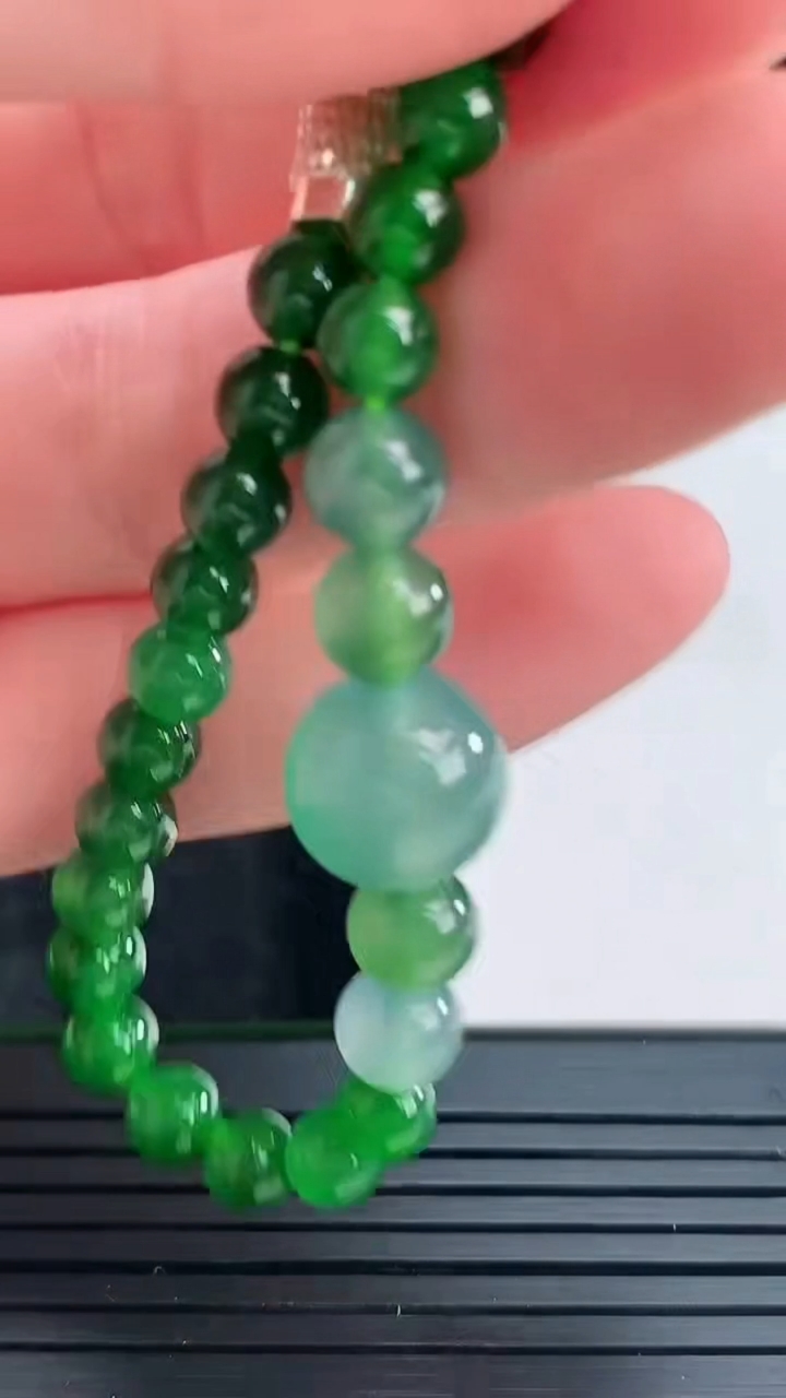 天然A货翡翠圆珠手串尺寸4.8-9.8重量:9.49g4月15日
工厂直销收藏佳品,种好水足，色泽均匀，有种有色，上手高大气！