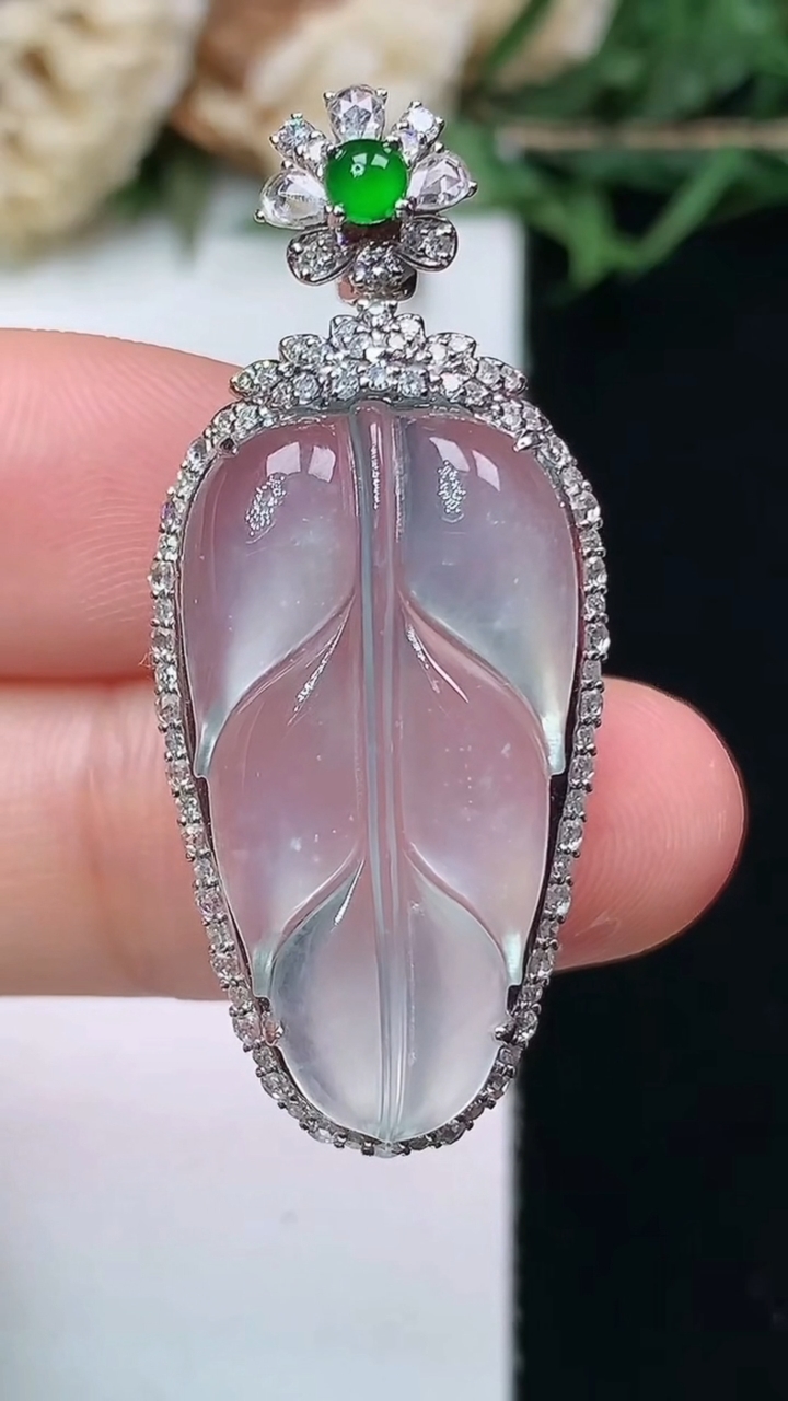 天然A货翡翠白冰金枝玉叶 叶子吊坠，尺寸38.6-16.6-8.6，重量:4.62g
4月15日