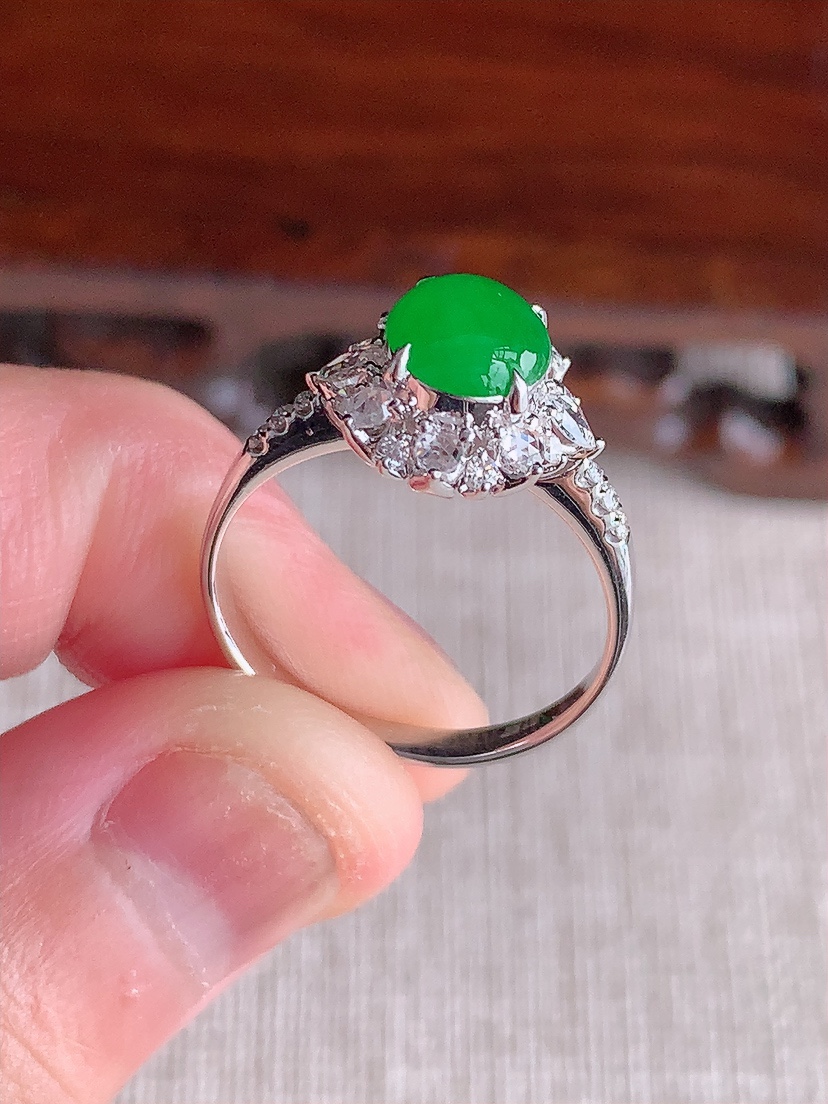 天然A货翡翠18K金伴钻镶嵌阳绿蛋面戒指 圈口17.3裸石
尺寸7-6.2mm 重量2.65g 04