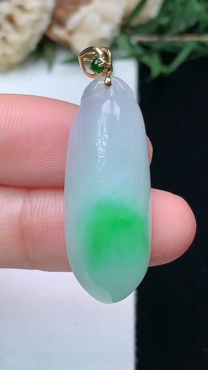 天然A货翡翠福瓜吊坠，尺寸31.3-12-7.5，重量:5.52g
4月15日