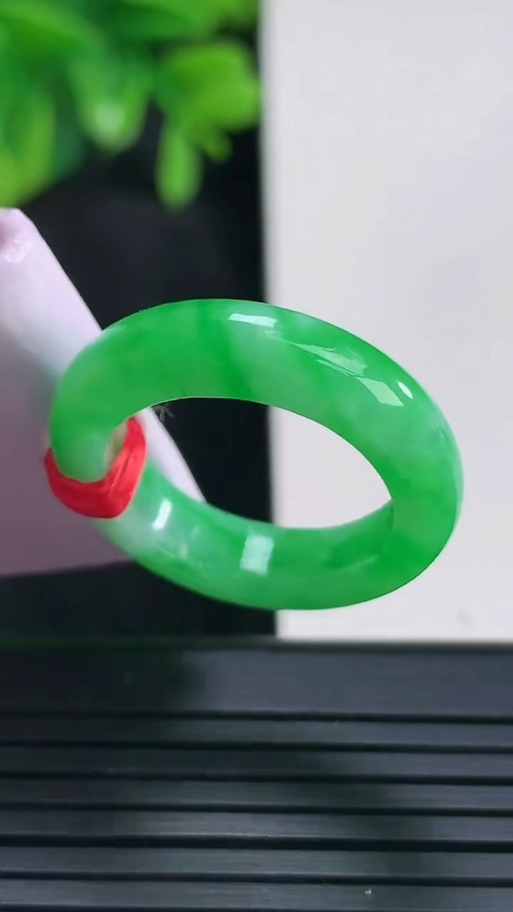 天然A货翡翠指环戒指尺寸17.7-5.4-3.5重量:5.67g2026年4月15日
工厂直销收藏佳品,种好水足，色泽均匀，有种有色，上手高大气！