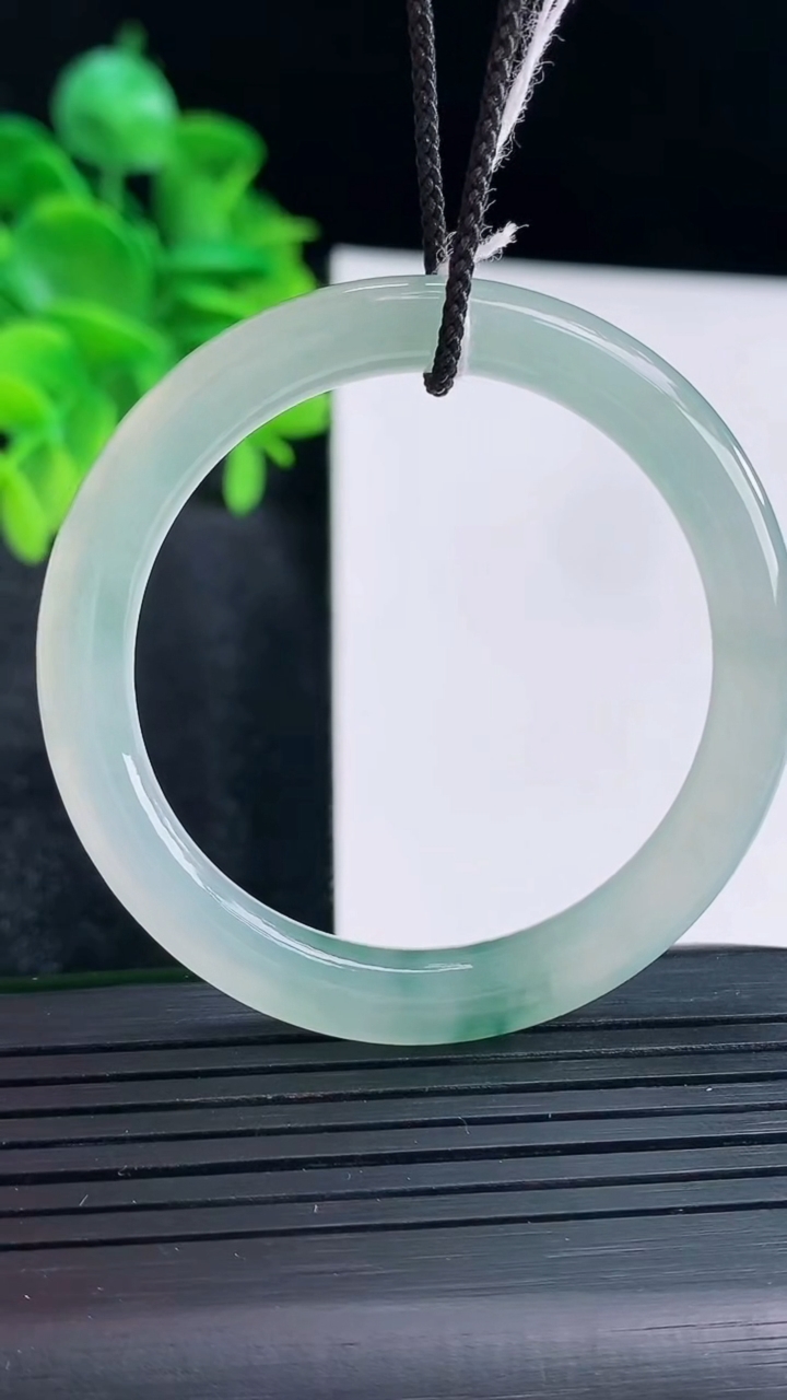 天然A货翡翠飘花平安环吊坠尺寸51.7-5.1重量:13.43g
4月15日