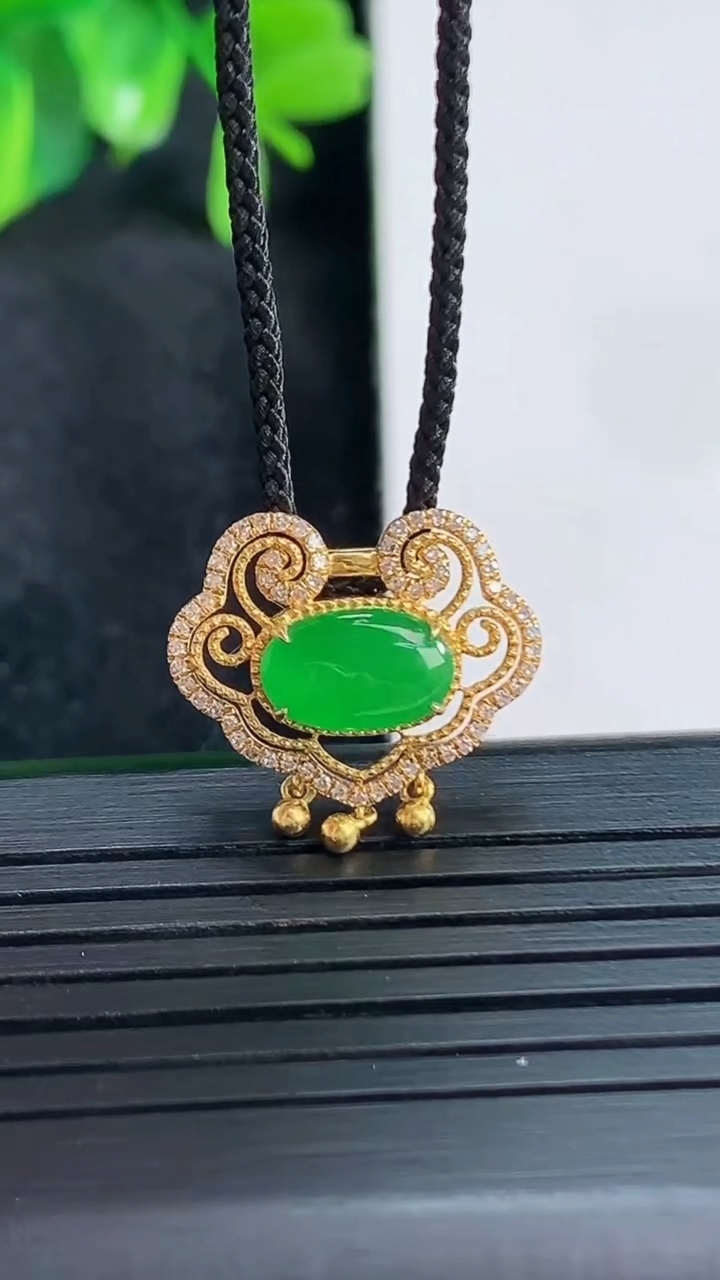 天然A货翡翠平安锁吊坠尺寸14.2-17.7-5.7裸石5.5-8.9重量:1.81g
4月15日