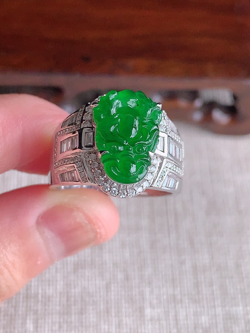 天然A货翡翠18K金伴钻镶嵌满绿龙牌戒指 圈口19裸石
尺寸14-9.8mm 重量7.66g 041