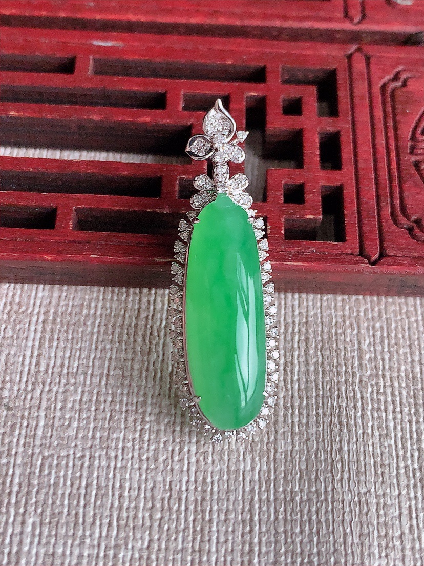 天然A货翡翠18K金伴钻镶嵌满绿福瓜吊坠 
尺寸35.8-11-9.8裸石23-7.5mm 重量4.48g 0414