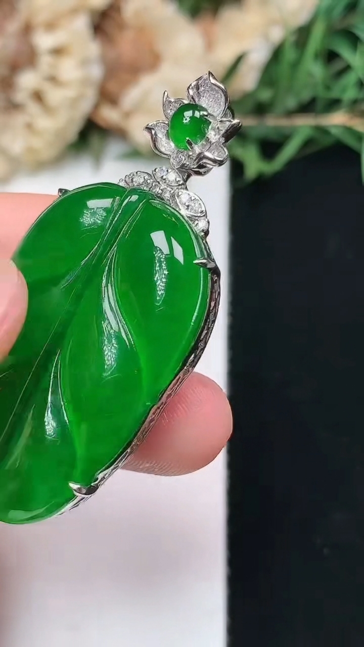 天然A货翡翠金枝玉叶 叶子吊坠，尺寸33.4-22.3-9.6，重量:9.54g
4月15日