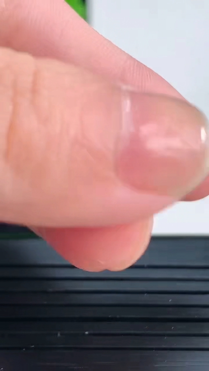 天然A货翡翠金枝玉叶 叶子吊坠尺寸25.4-10.8-2.2重量:1.20g
4月15日