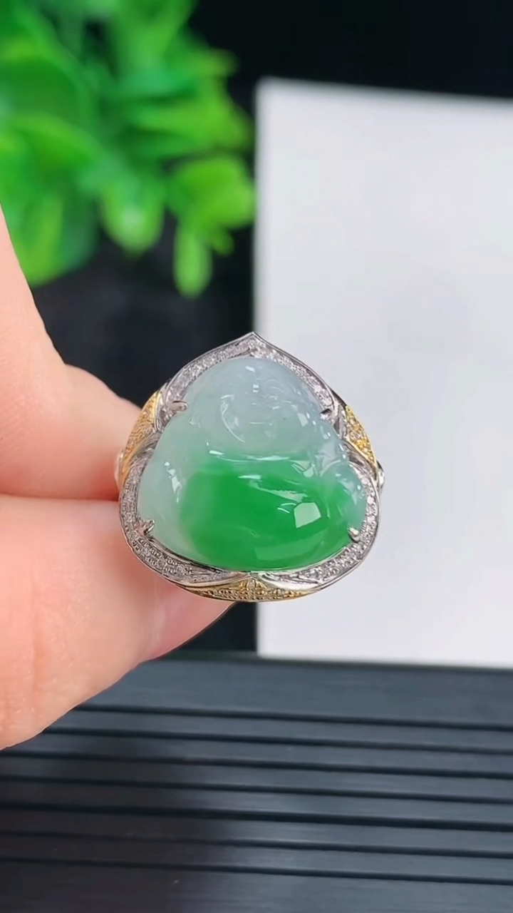 天然A货翡翠佛公戒指尺寸17.1-13.6-14.6重量:4.37g2026年4月15日
工厂直销收藏佳品,种好水足，色泽均匀，有种有色，上手高大气！