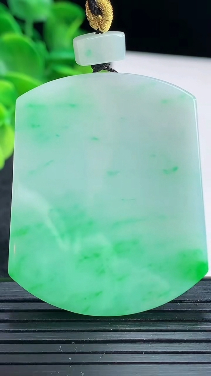 天然A货翡翠无事牌吊坠尺寸47.2-39.2-4.2重量:24.85g
4月15日