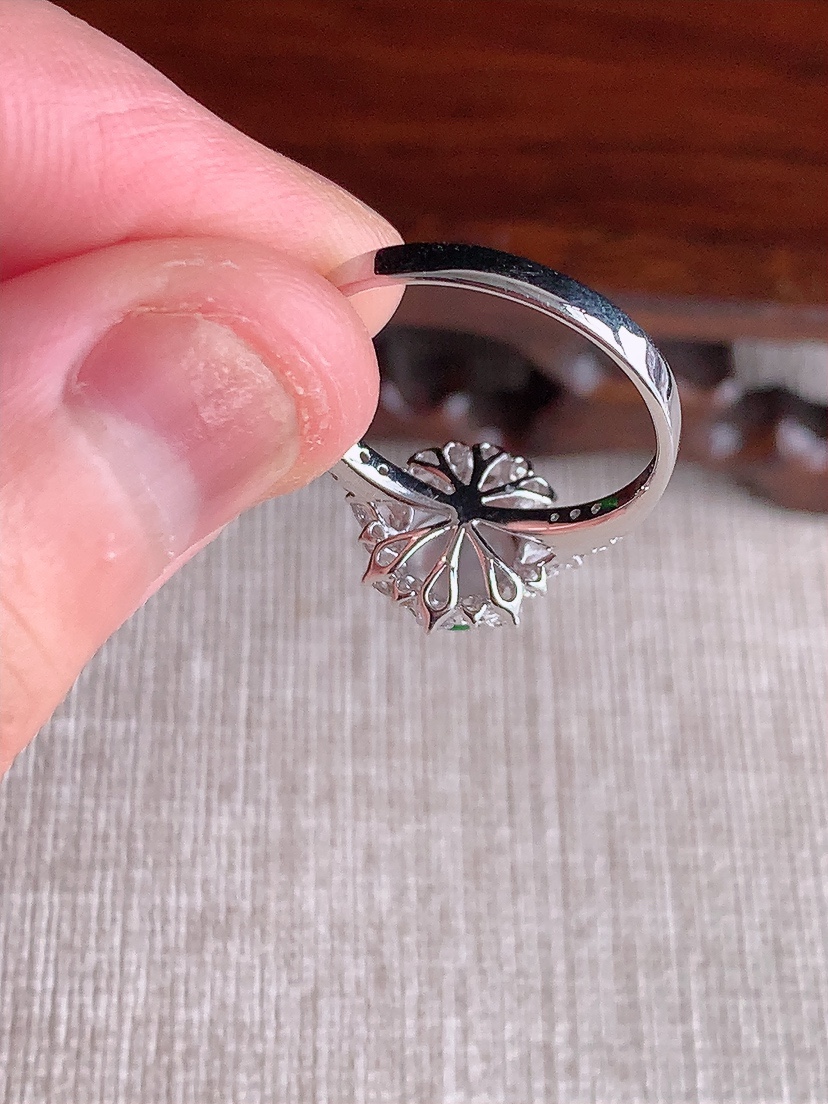 天然A货翡翠18K金伴钻镶嵌阳绿蛋面戒指 圈口17.3裸石
尺寸7-6.2mm 重量2.65g 0414