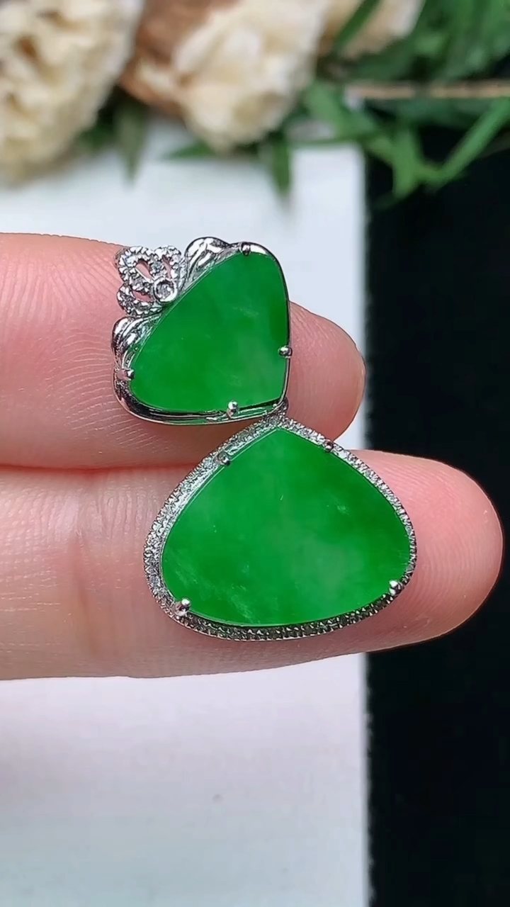 天然A货翡翠水滴吊坠，尺寸25-15.2-5，裸石10.7-13.5，重量:2.28g
4月15日，