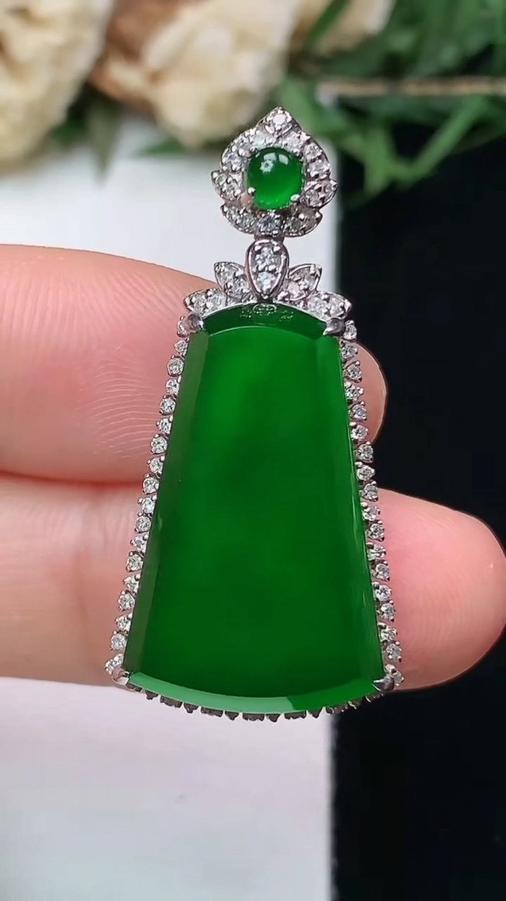 天然A货翡翠无事牌吊坠，尺寸33.4-16.4-7.7，裸石20.8-13.5，重量:4.27g
4月15日