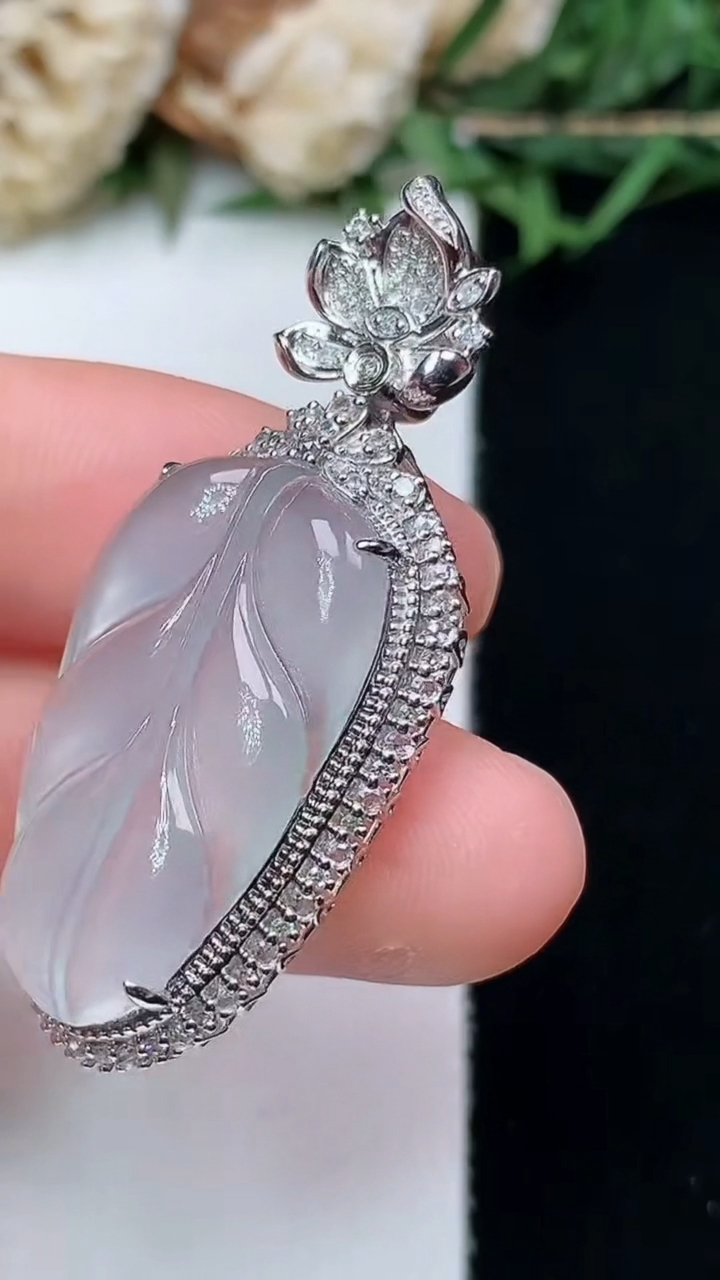 天然A货翡翠白冰金枝玉叶 叶子吊坠，尺寸40.5-17.8-8.8，裸石24.9-14.4，重量:5.17g
4月15日