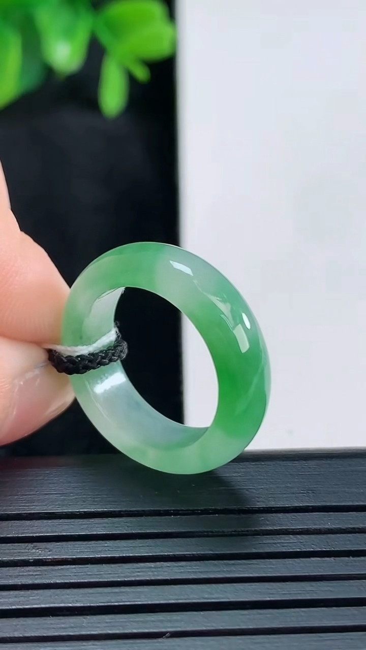 天然A货翡翠指环戒指尺寸16.2-5.7-3重量:3.46g2026年4月15日
工厂直销收藏佳品,种好水足，色泽均匀，有种有色，上手高大气！