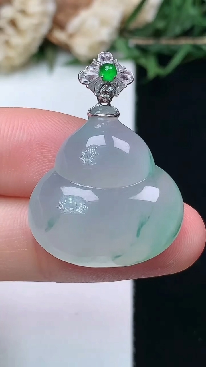 天然A货翡翠飘花葫芦吊坠，尺寸21.3-21.9-6.6，重量:6.00g
4月15日