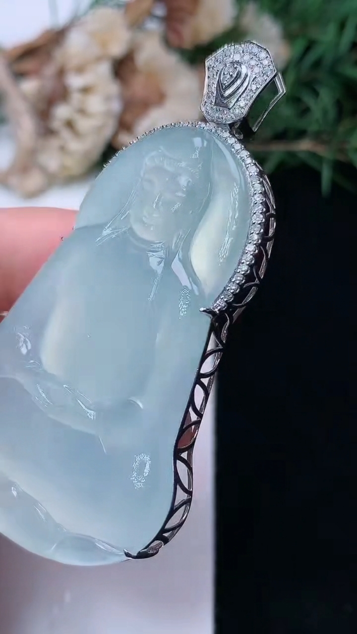 天然A货翡翠白冰素衣观音吊坠，尺寸50-33.5-8.5，重量:20.19g
4月15日