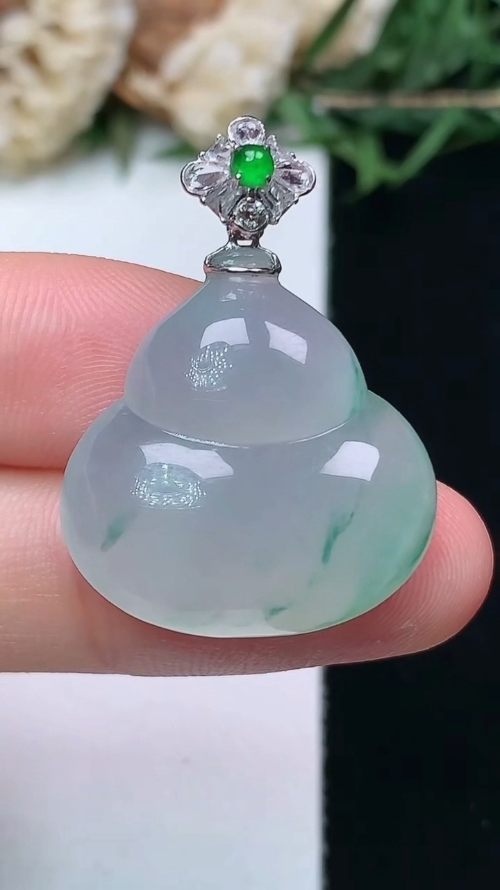 天然A货翡翠飘花葫芦吊坠，尺寸21.3-21.9-6.6，重量:6.00g
4月15日