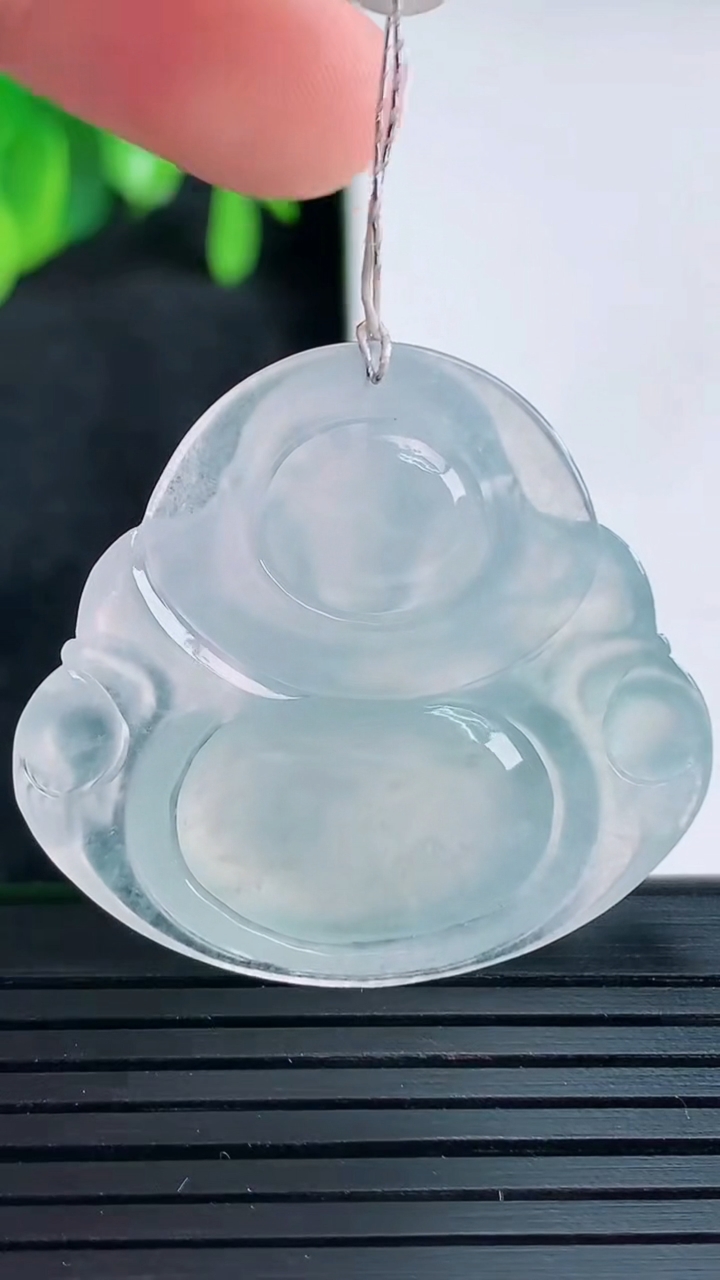 天然A货翡翠佛公吊坠尺寸33.2-35.5-5.4重量:10.63g
4月15日