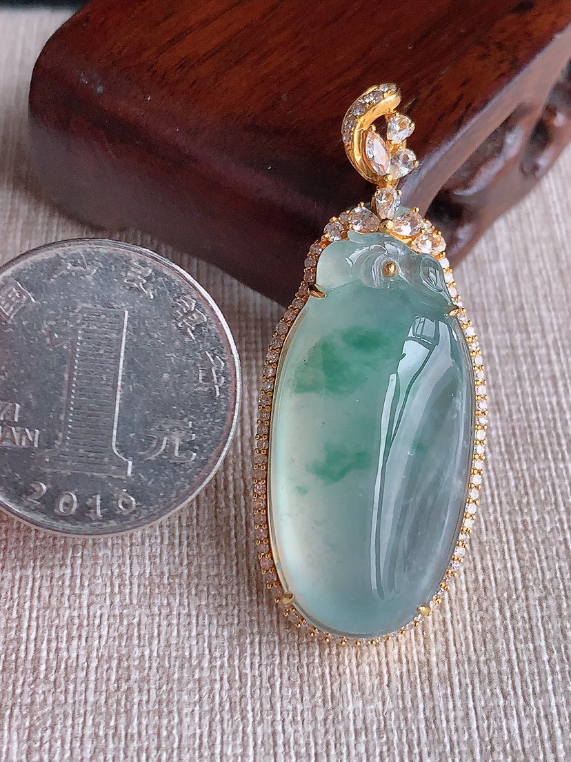 天然A货翡翠18K金伴钻镶嵌飘花福瓜吊坠 
尺寸47.6-19-10.6裸石32.8-16.6mm 重量12.60g 0414