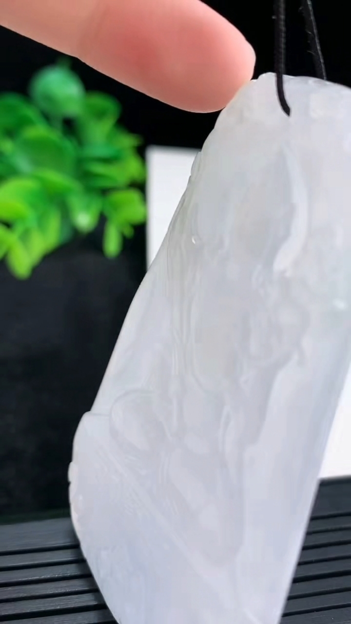 天然A货翡翠虚空藏菩萨吊坠尺寸725-45.6-5.1重量:39.53g
4月15日