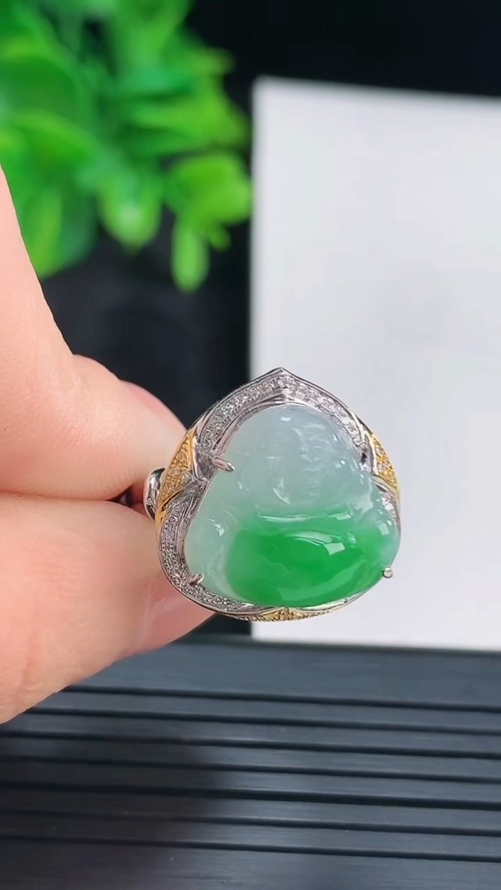 天然A货翡翠佛公戒指尺寸17.1-13.6-14.6重量:4.37g2026年4月15日
工厂直销收藏佳品,种好水足，色泽均匀，有种有色，上手高大气！