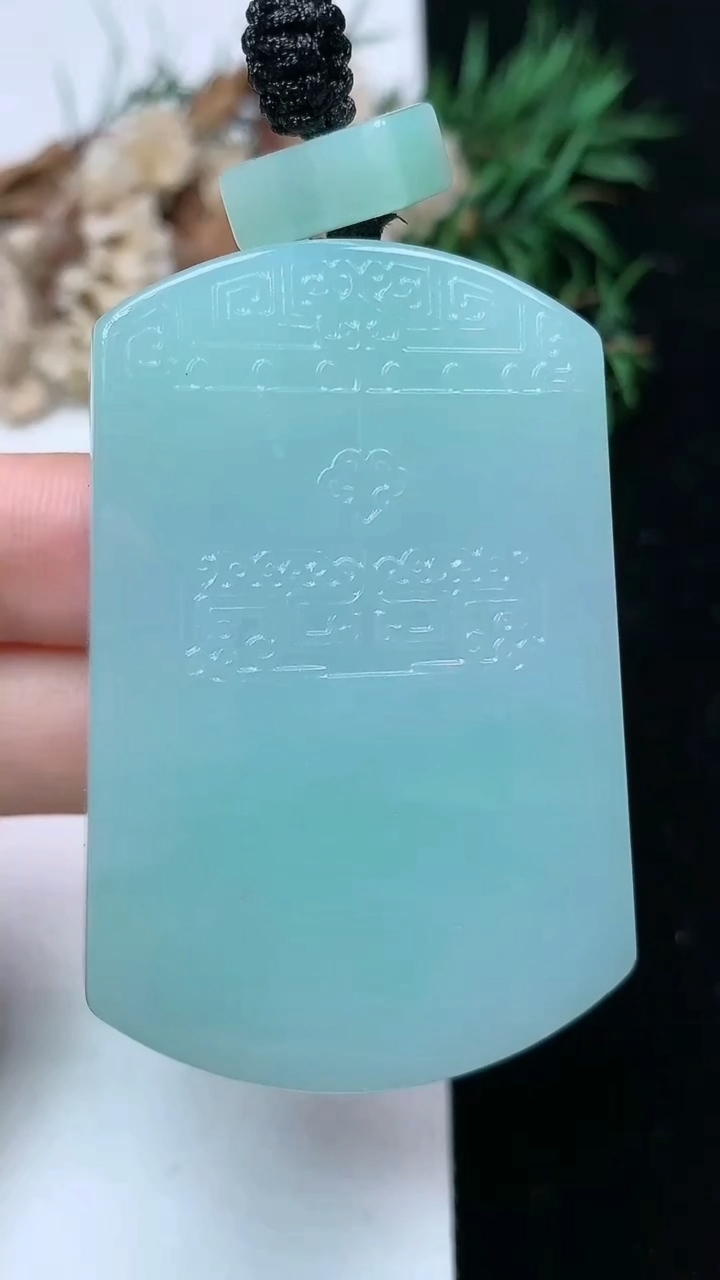 天然A货翡翠仿古无事牌吊坠，尺寸52.8-35-11.5，重量:65.26g
4月15日