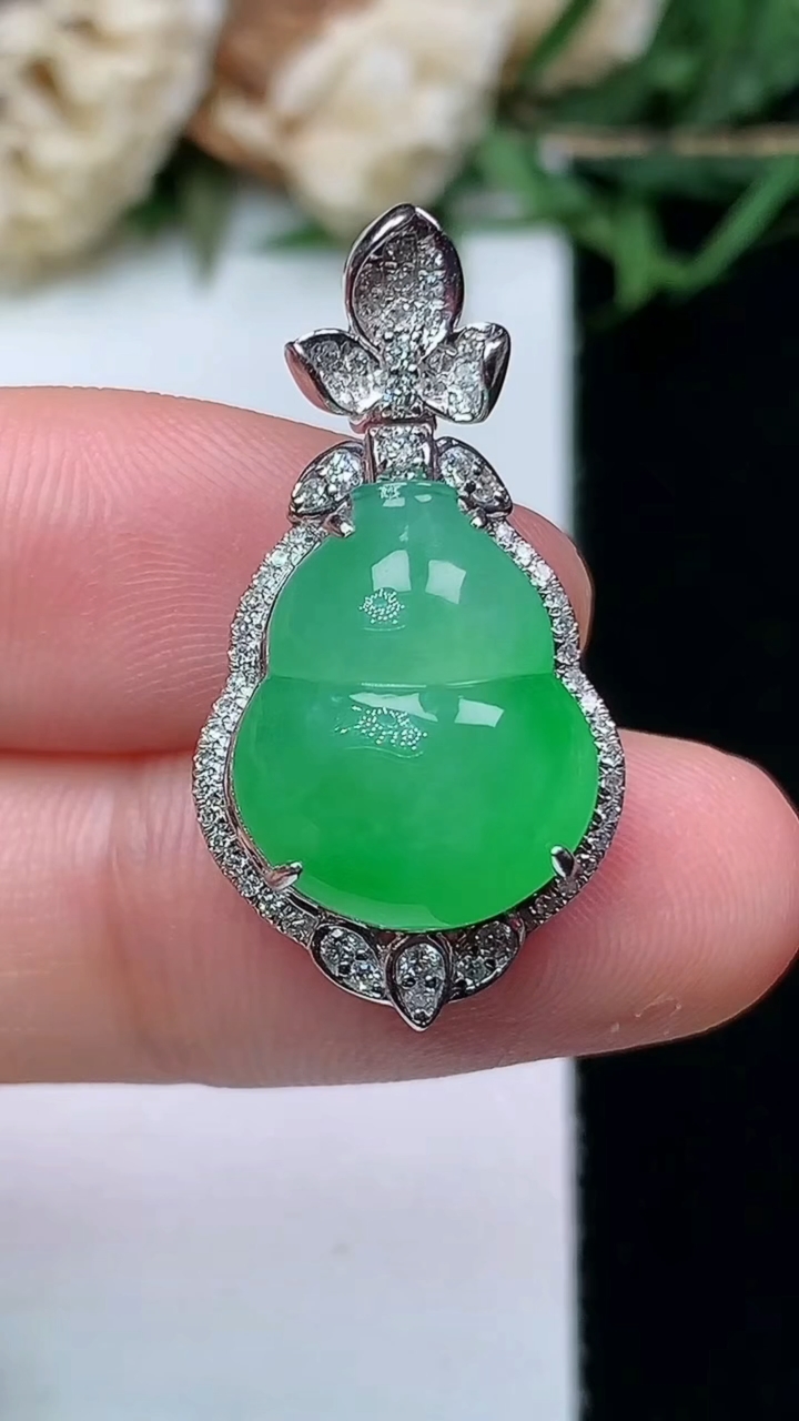 天然A货翡翠葫芦吊坠，尺寸27.6-14.6-9.3
4月15日