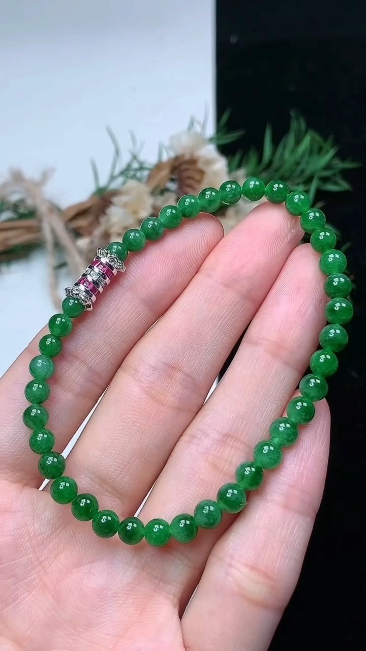 天然A货翡翠圆珠手串，尺寸4.9-38颗，重量:7.34g4月15日
工厂直销收藏佳品,种好水足，色泽均匀，有种有色，上手高大气！