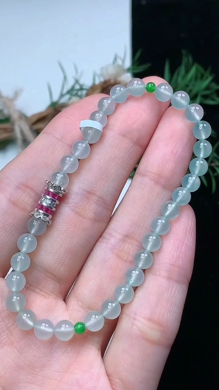 天然A货翡翠白冰圆珠手串，尺寸4.9-34颗，重量:8.23g4月15日
工厂直销收藏佳品,种好水足，色泽均匀，有种有色，上手高大气！