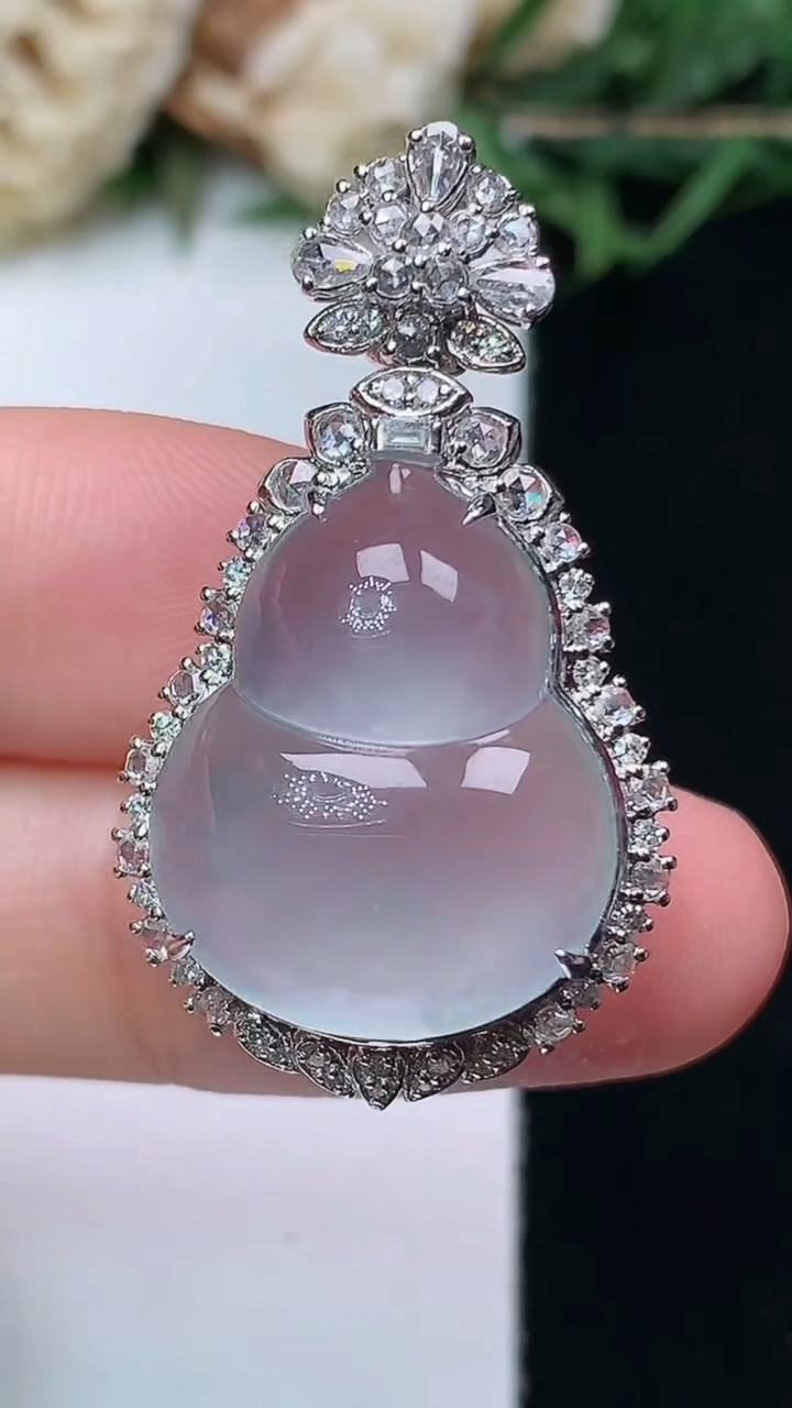 天然A货翡翠白冰葫芦吊坠，尺寸33.9-19.6-12.5，裸石19.6-15.7，重量:6.00g
4月15日