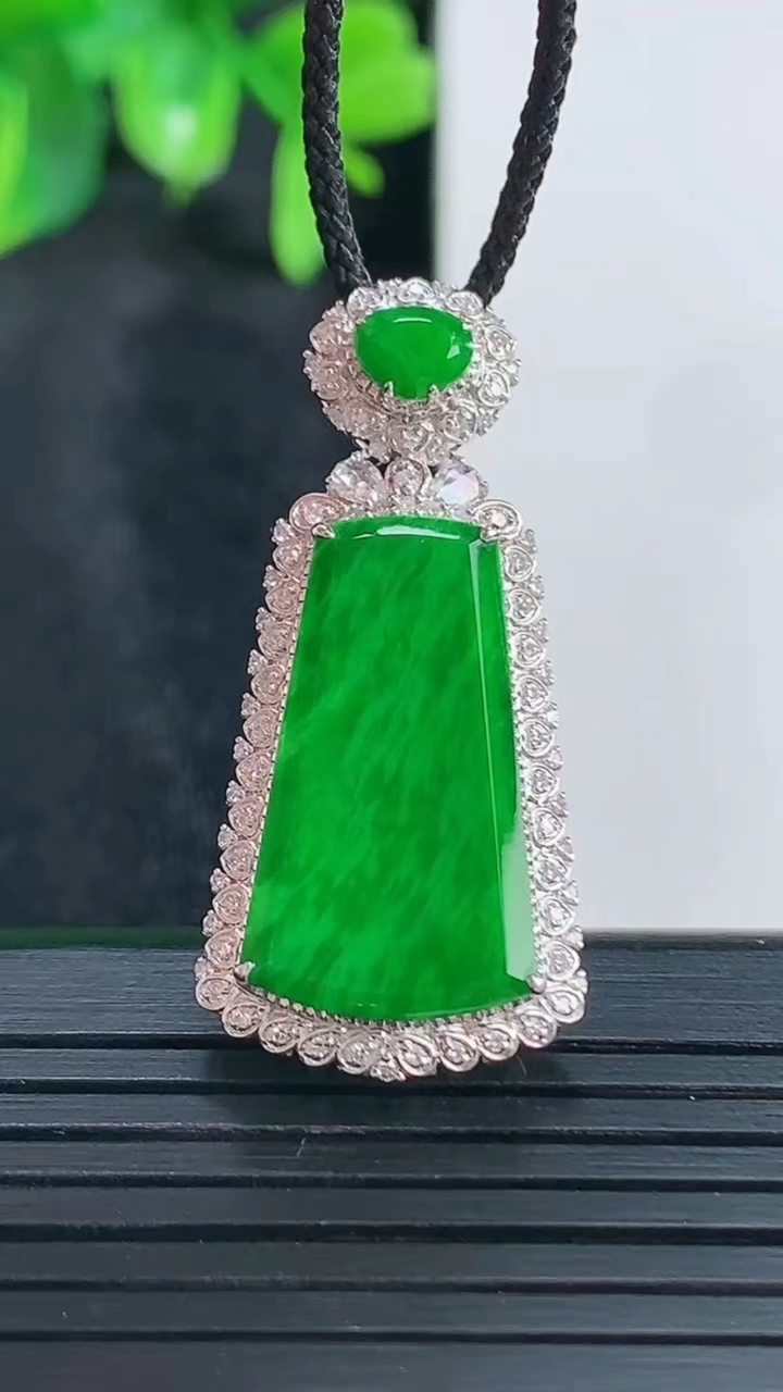 天然A货翡翠无事牌吊坠尺寸34.1-16.2-8.3裸石20.8-12.4重量:4.43g
4月15